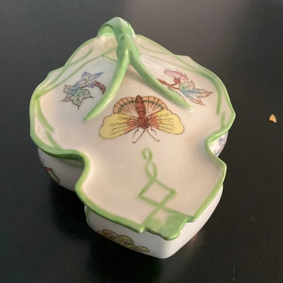 Butterfly Theme Ceramic Dresser Box - Picture 1 of 4